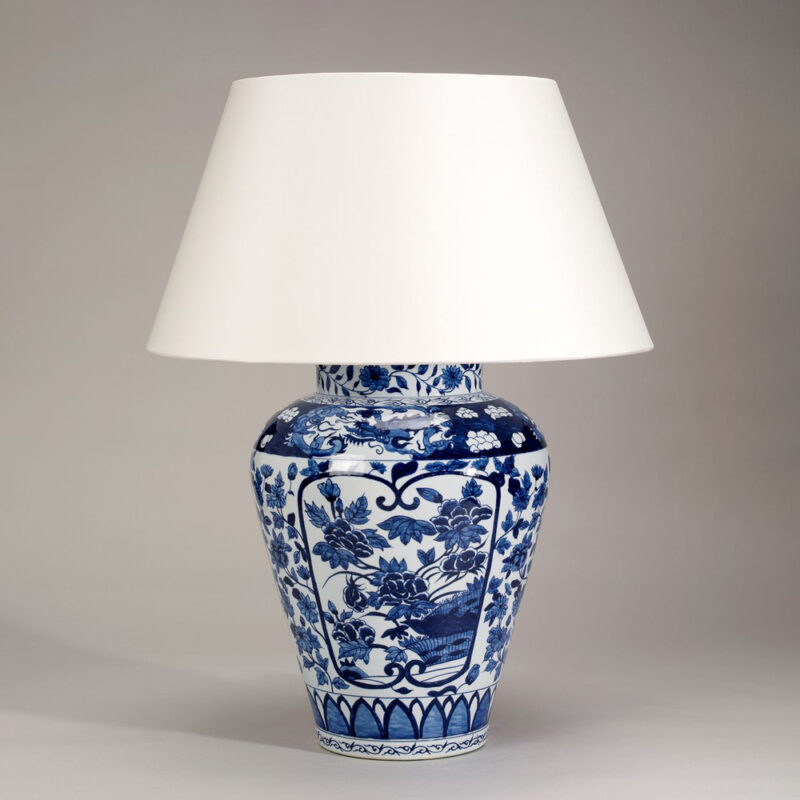 Bordlampe i blå og hvit i glasert keramikk med lys lampeskjerm.