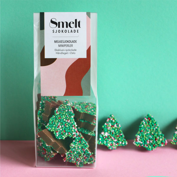 Sjokoladepletter formet som grantrær fra Smelt Marsipan Compagniet