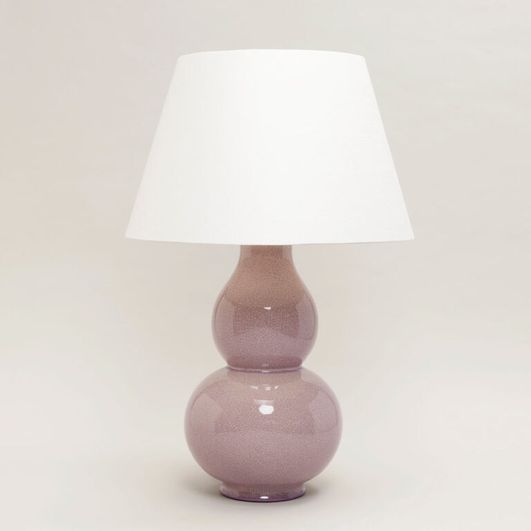 Bordlampe i glasert keramikk i gammelrosa med lys lampeskjerm i lin