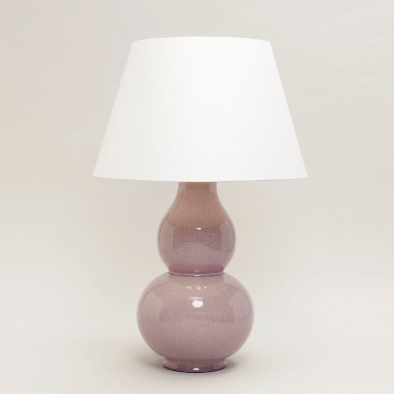 Bordlampe i glasert keramikk i gammelrosa med lys lampeskjerm i lin