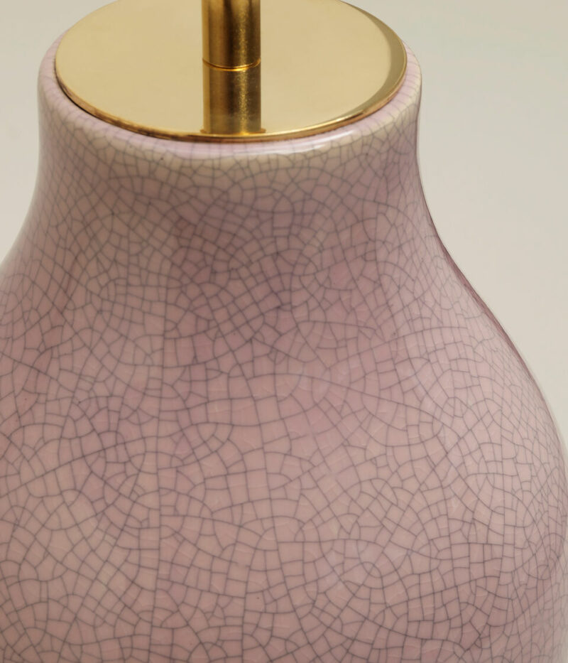 Detaljbilde av bordlampe i glasert keramikk i gammelrosa med lys lampeskjerm i lin