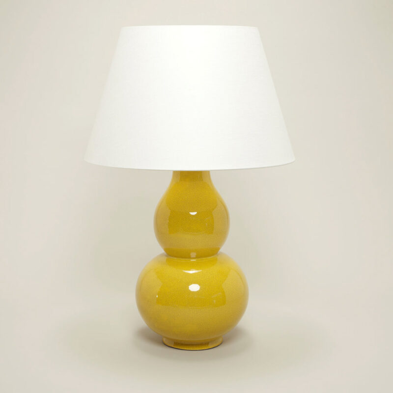 Bordlampe i glasert keramikk i sennepsgul farge med lys lampeskjerm i lin