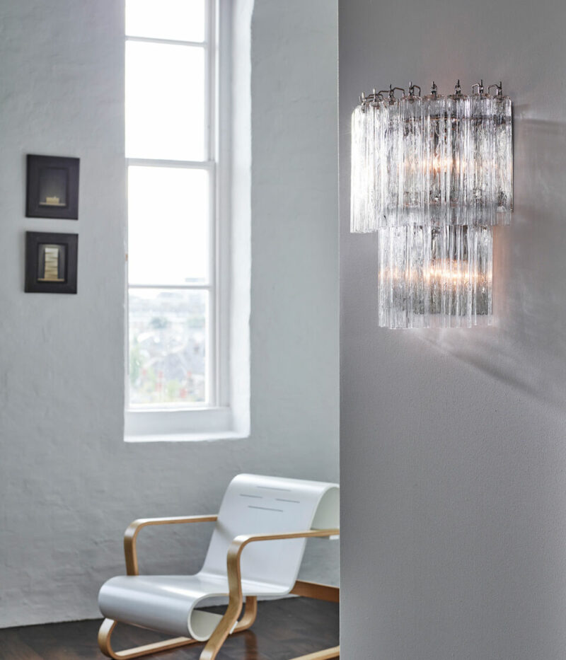 Miljøbilde av vegglampe med krystallsylindere