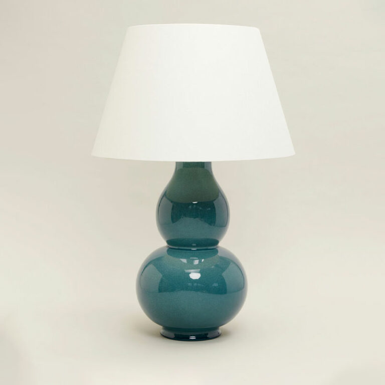Bordlampe i glasert keramikk i sjøgrønn farge med lys lampeskjerm i lin