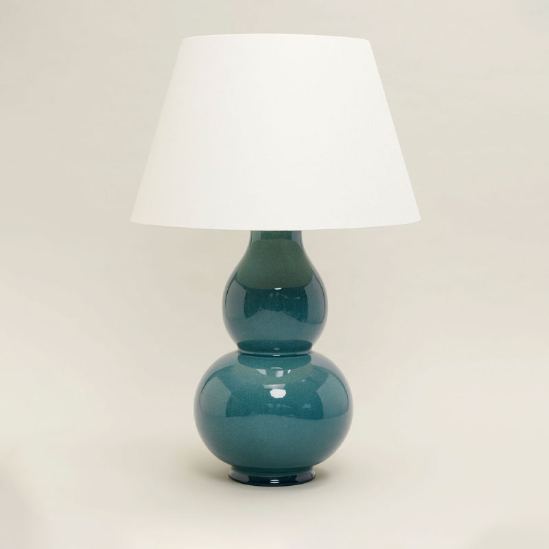 Bordlampe i glasert keramikk i sjøgrønn farge med lys lampeskjerm i lin
