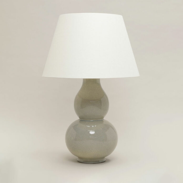 Bordlampe i glasert keramikk i steinfarge med lys lampeskjerm i lin
