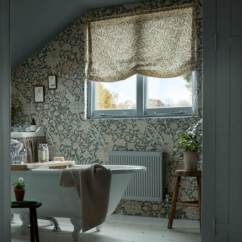 Liftgardin fra William Morris på badet slipper inn lys samtidig som den dekker.