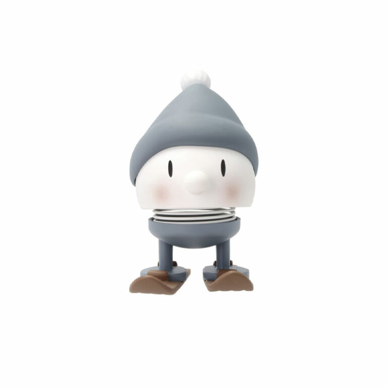 Hoptimist skiløper med blå lue