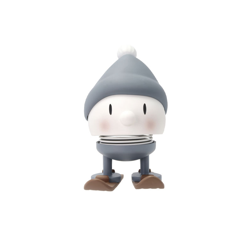 Hoptimist skiløper med blå lue