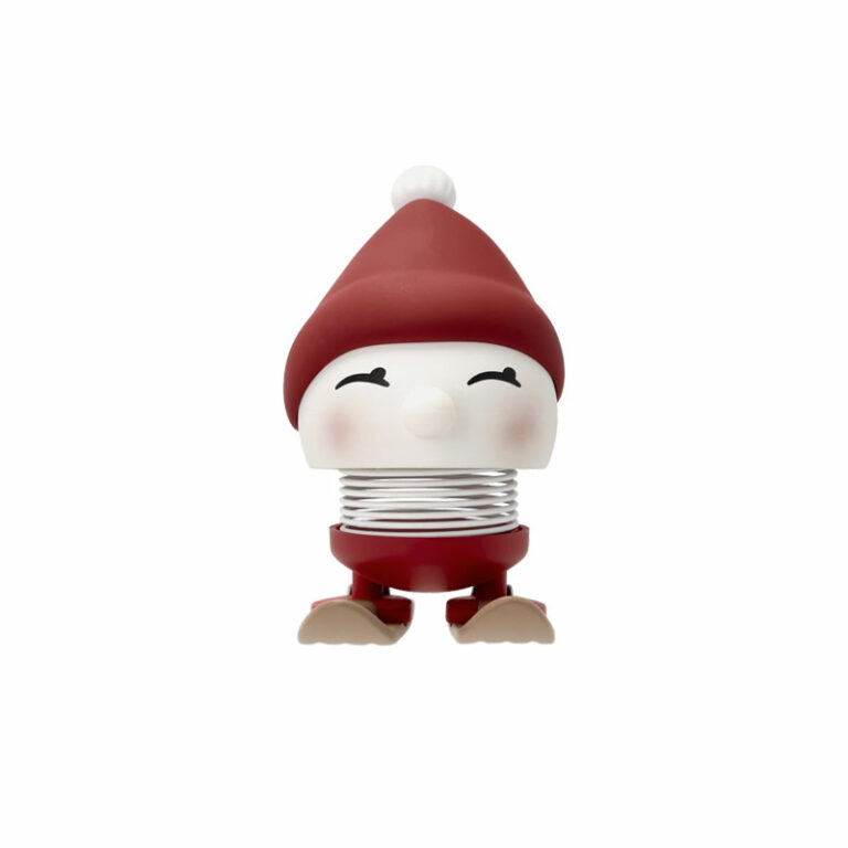 Hoptimist skiløper med rød lue