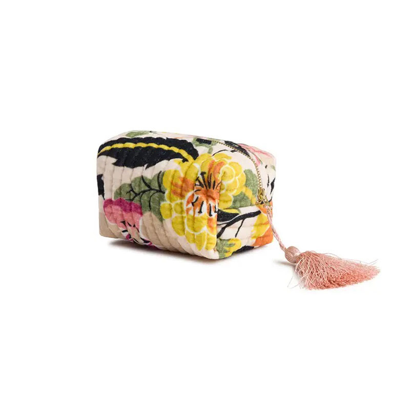 Pouch eller liten toalettmappe med dusk i velur med blomster fra bytimo
