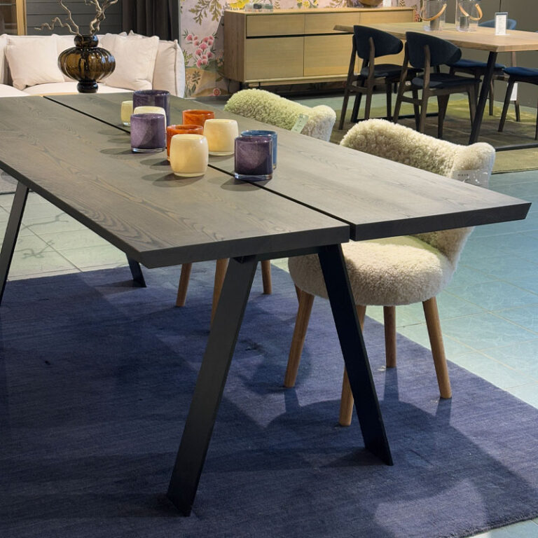 Elegant spisebord i mørk brun oljet ask med sorte metallben