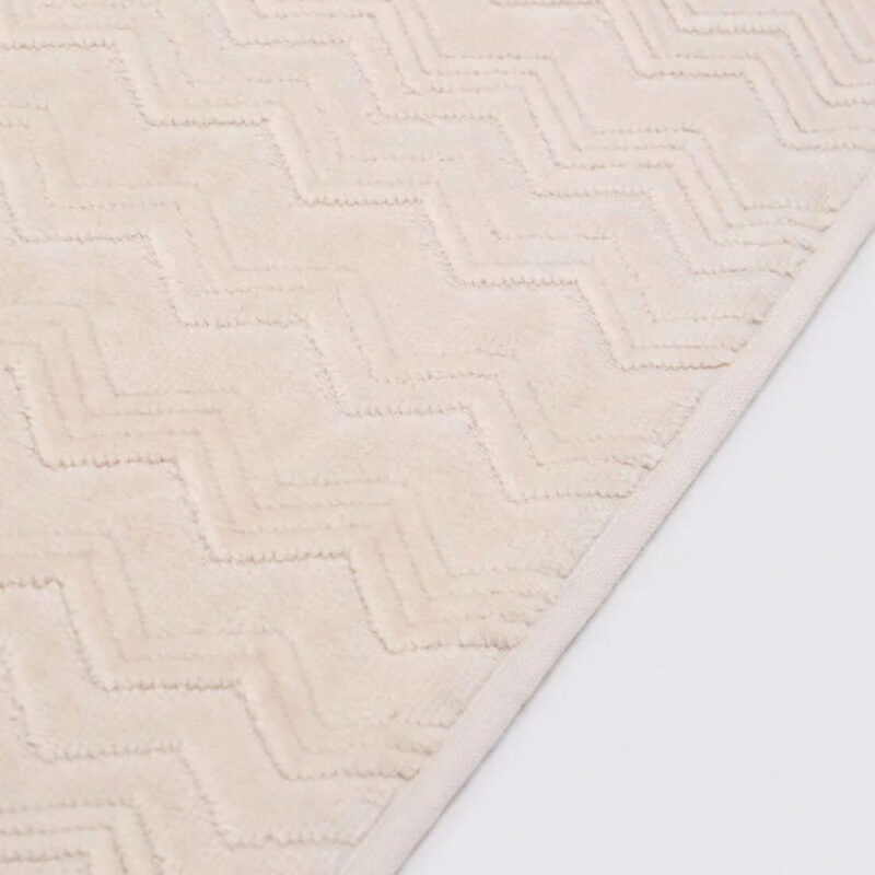 Missoni badematte i sikk sakk mønster i kremhvitt