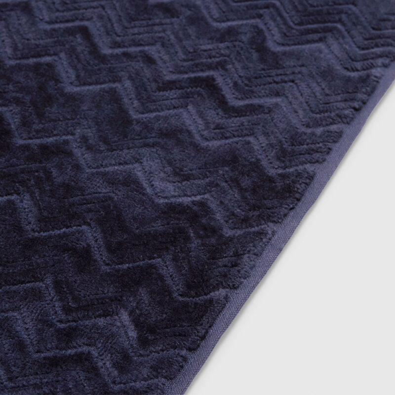 Missoni badematte i sikk sakk mønster i mørkeblått