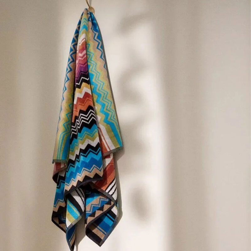 Missoni håndkle i sikk sakk mønster i rosa, blått og sort