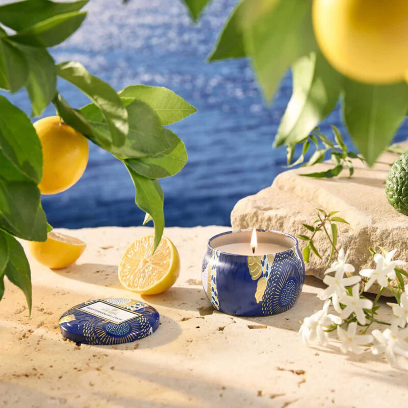 Voluspa mini duftlyse i blått med duften mediterranean lemon