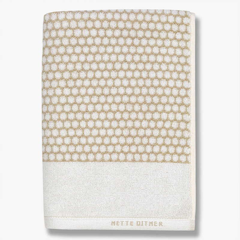 Håndkle beige dotter 70x140 og 50x100 fra Mette Ditmer Et Hjem baderomsartikkel