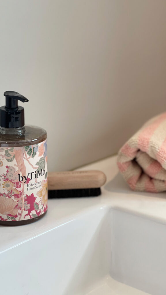 Style badet til markedsansvarlig-farger-bongusta-bytimo-mette ditmer-håndkle-neglebørste-håndsåpe