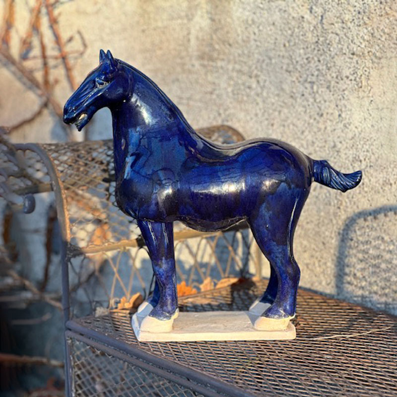 blå dekorhest i terracotta