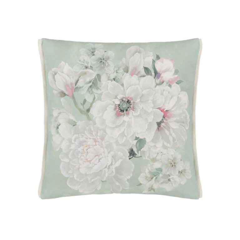 Fleur Blanche pute fra designers guild I str. 50 x 50 cm.. Dus blå bakgrunn med blomster på