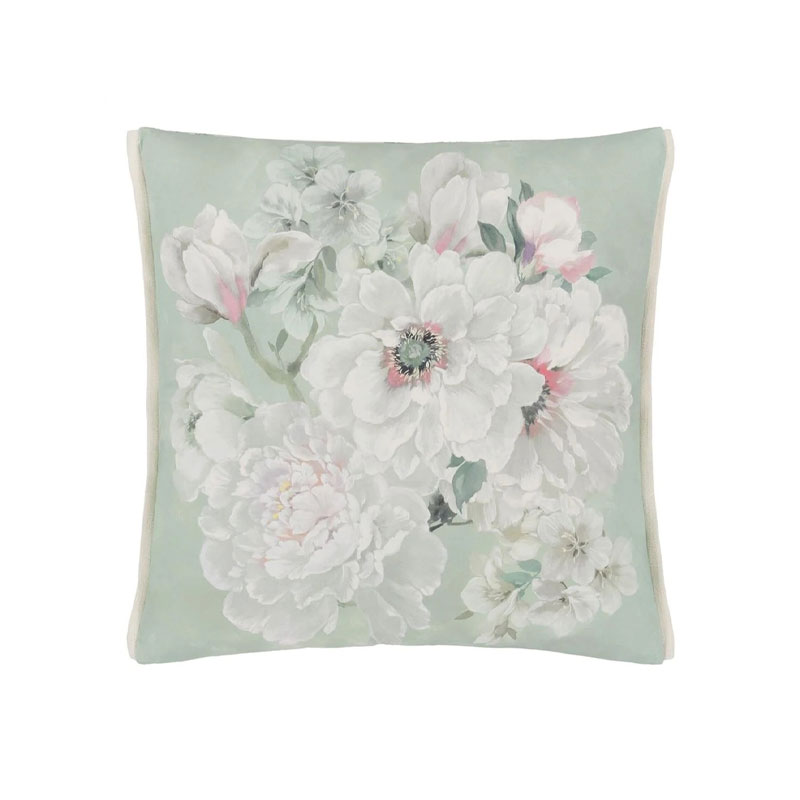Fleur Blanche pute fra designers guild I str. 50 x 50 cm.. Dus blå bakgrunn med blomster på