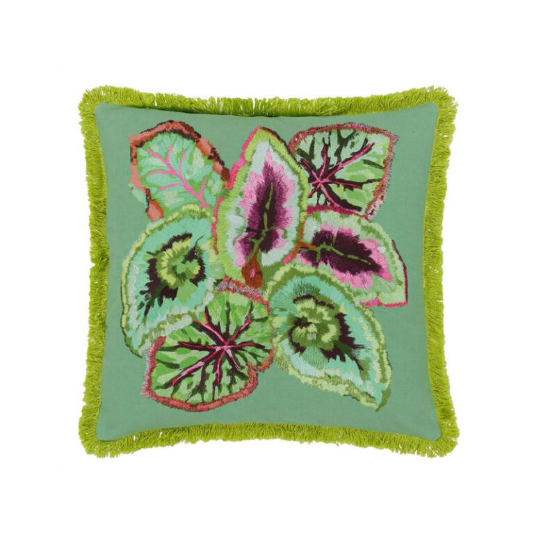 Leaf glaze emerald fra designmers guild er en pute i 50 x 50 med grønne detaljer