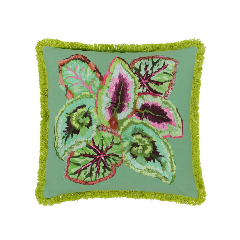 Leaf glaze emerald fra designmers guild er en pute i 50 x 50 med grønne detaljer
