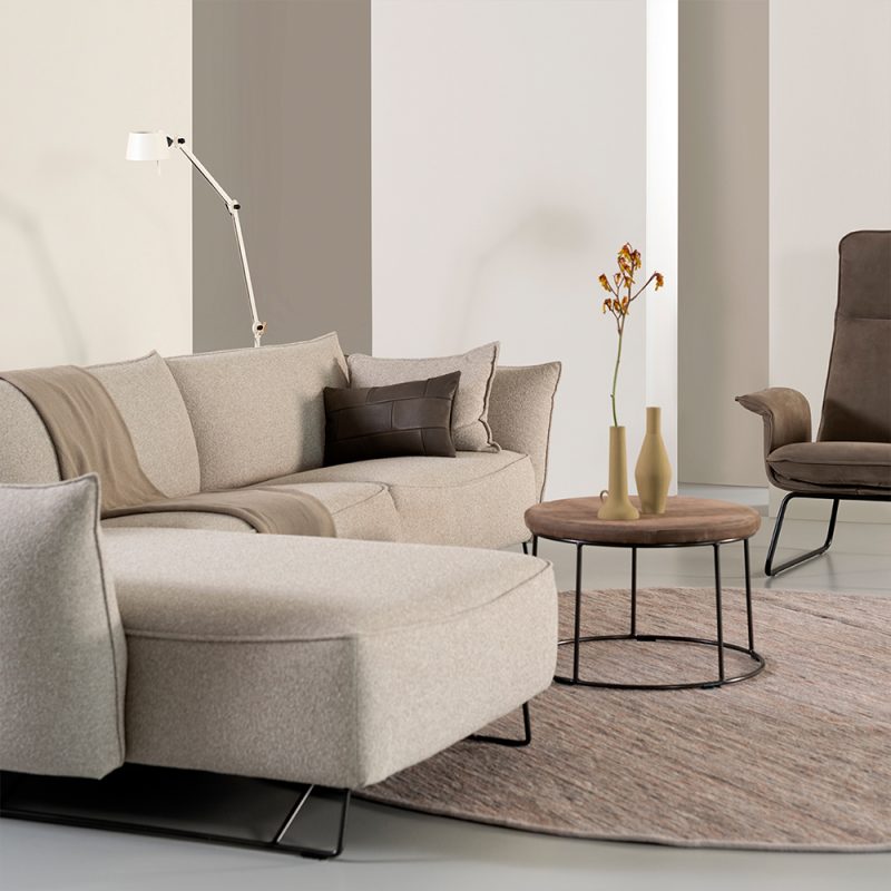 My Home sjeselong sofa fra Jess Design-Trier Sand tekstil-et hjem-miljøbilde