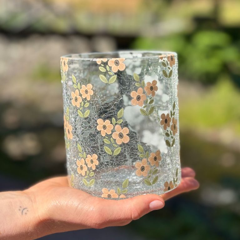 lyslykt i krakelert glass med små lyserosa blomster fra trend design