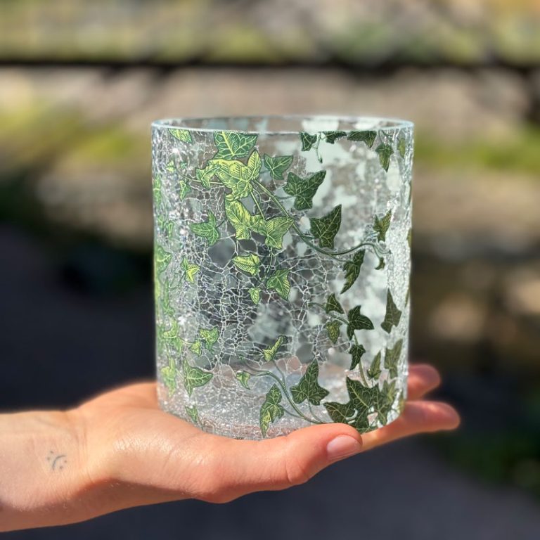 lyslykt i krakelert glass med grønn eføy fra trend design