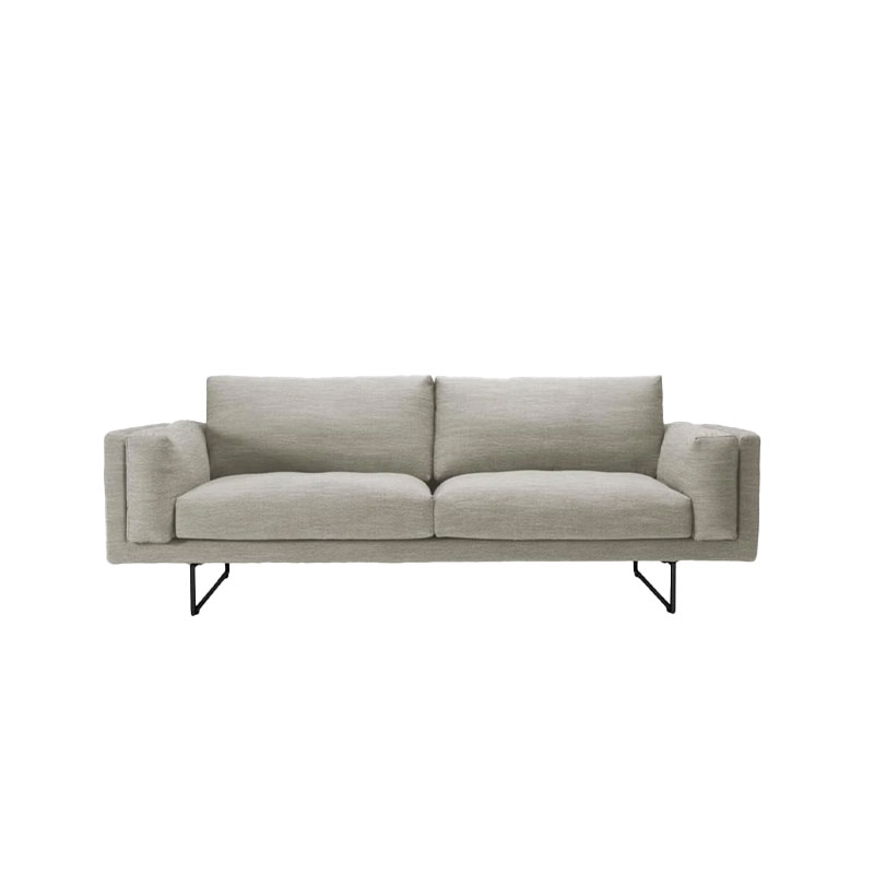 altero A 2,5-seter sofa i beige med sorte metallben fra ire møbler