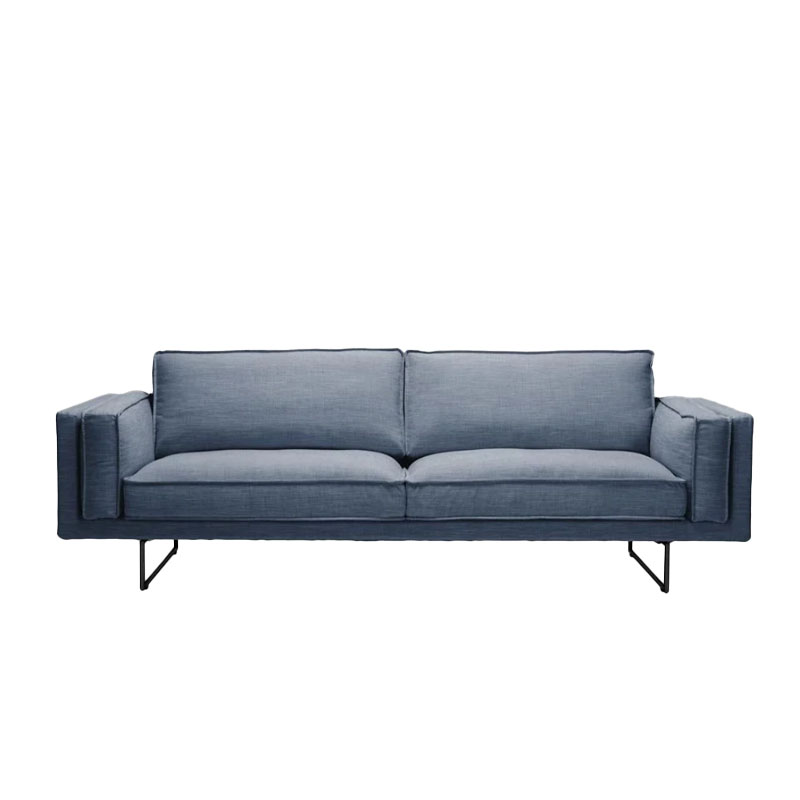 altero A 3-seter sofa i lyseblått med sorte metallben fra ire møbler