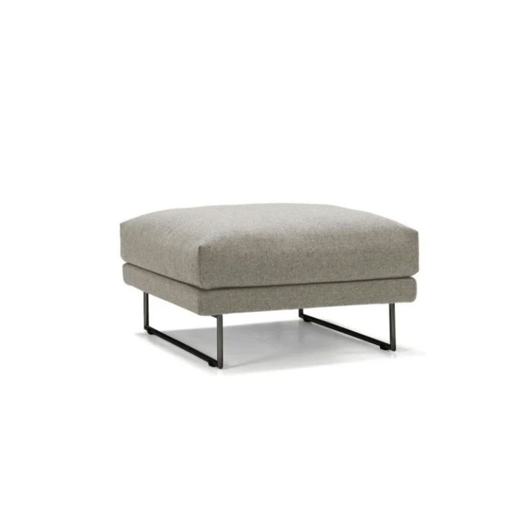 altero A fotskammel i beige med sorte metallben fra ire møbler