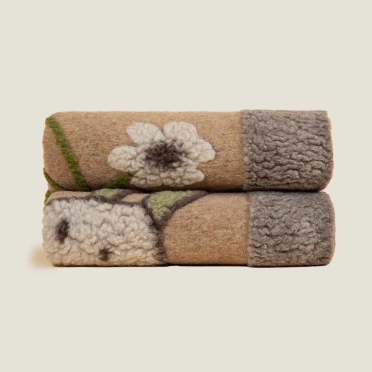 Bau beauty beige ullpledd fra Frati Home
