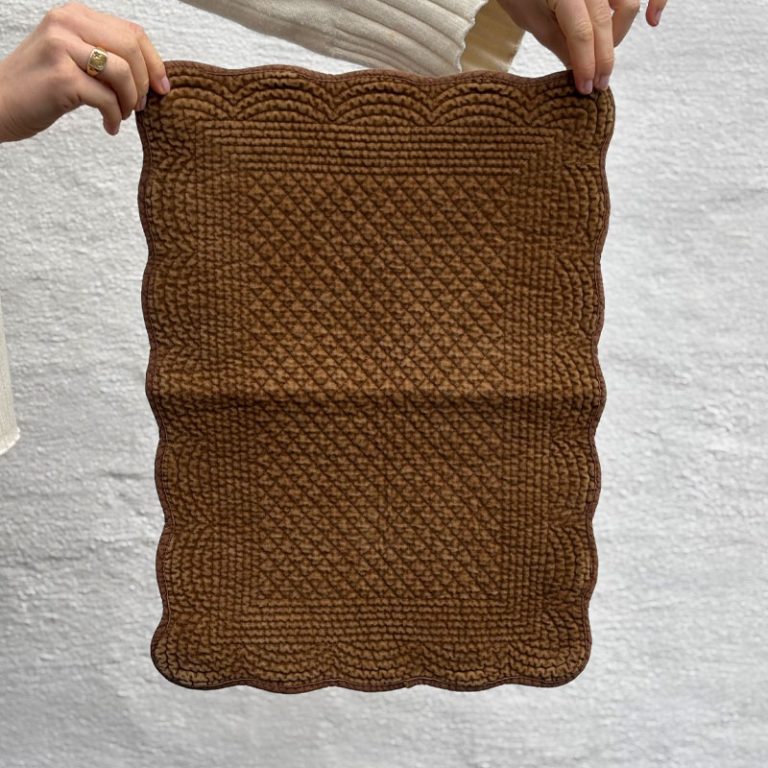 velur spisebrikke i brunt fra Anouska