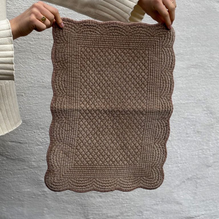 velur spisebrikker i mørk beige fra Anouska