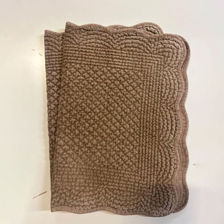 Spisebrikke i velur i mørk beige fra Anouska