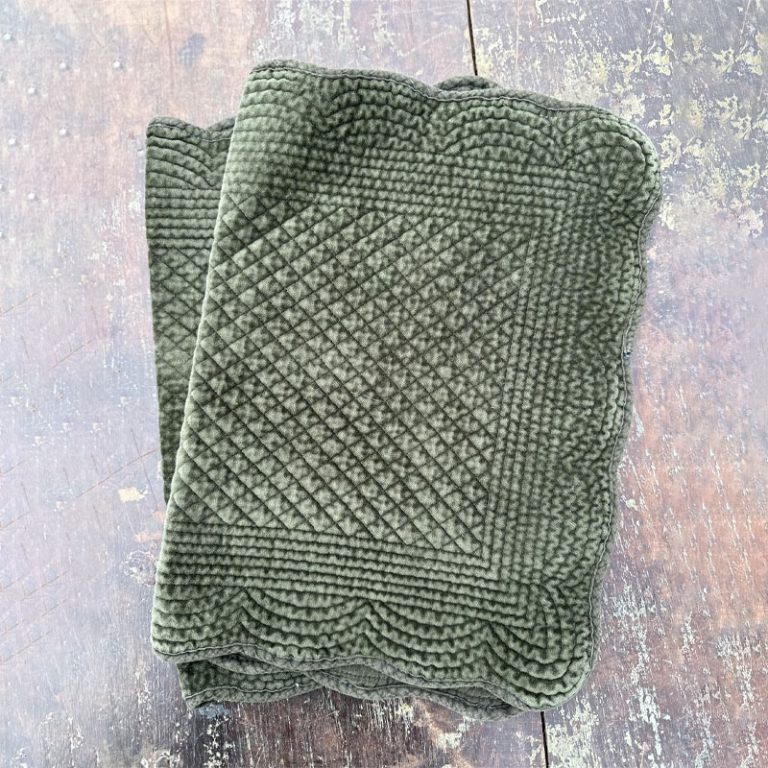 Spisebrikke i velur i militærgrønn fra Anouska