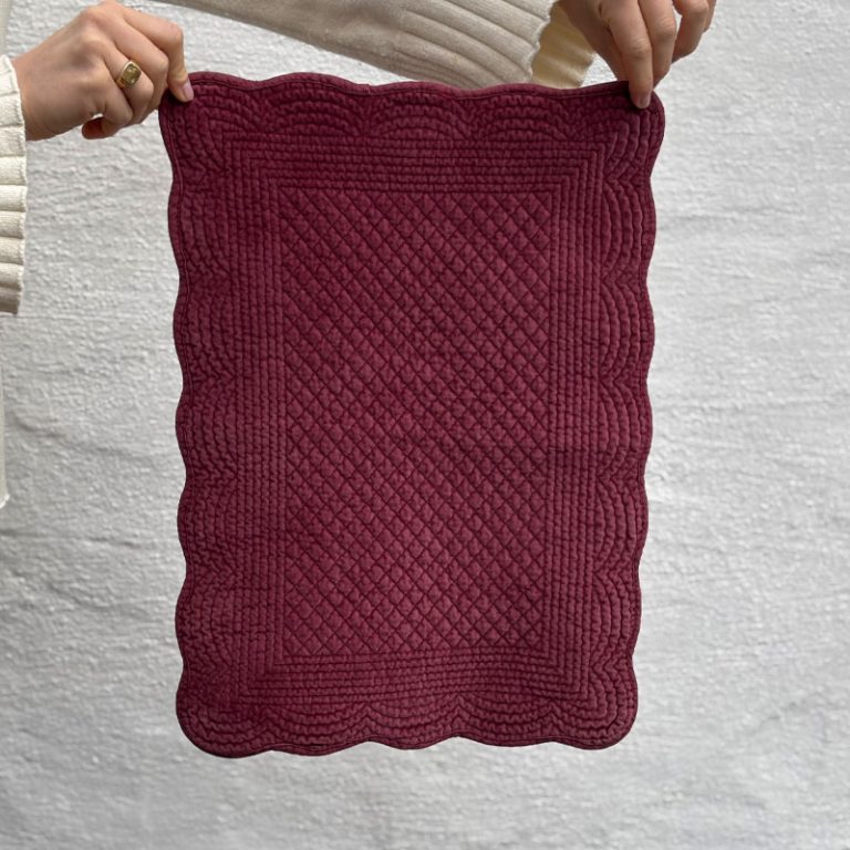 velur spisebrikker i sterk burgunder fra Anouska