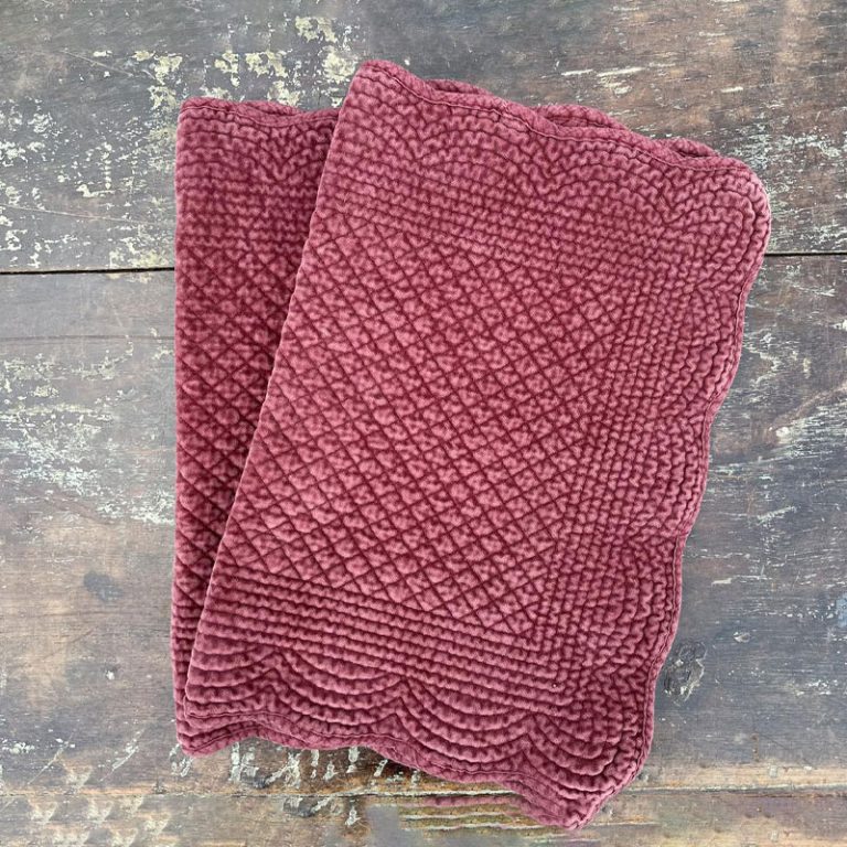 Spisebrikke i velur i dyp rosa fra Anouska