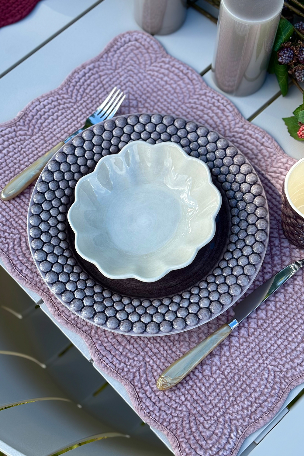 Fargerikt-høstbord-mateus-oyster-bubble-fat-tallerken-servise-spisebrikke-anouska-ester og erik-blokklys-2