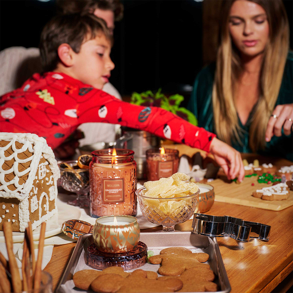 Gingerbread Chalet_duftlys-25 timer_voluspa-et hjem-jul-juleprodukter-miljøbilde