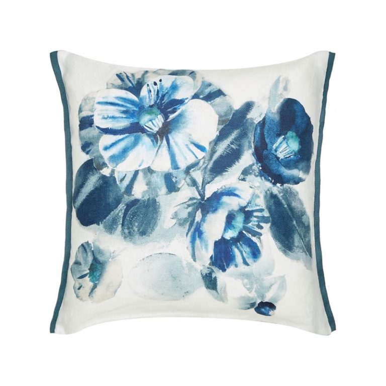 camellia Inigo pute 50 x 50 cm fra designers guild I 100% lin med blomster i blåtoner