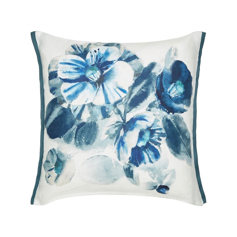 camellia Inigo pute 50 x 50 cm fra designers guild I 100% lin med blomster i blåtoner