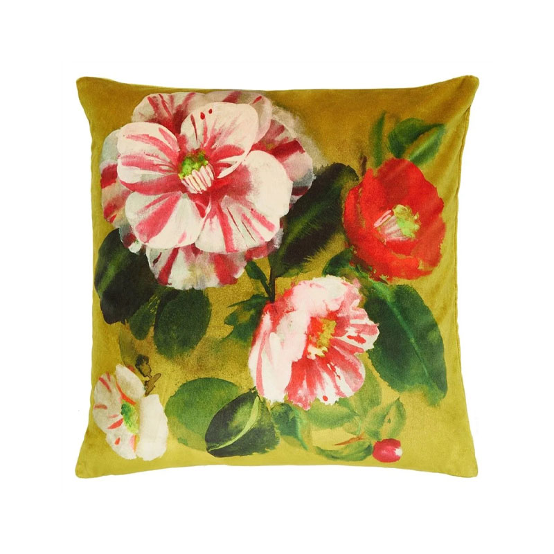 camellia mimosa pyntepute fra designers guild med blomster og gul bakgrunn