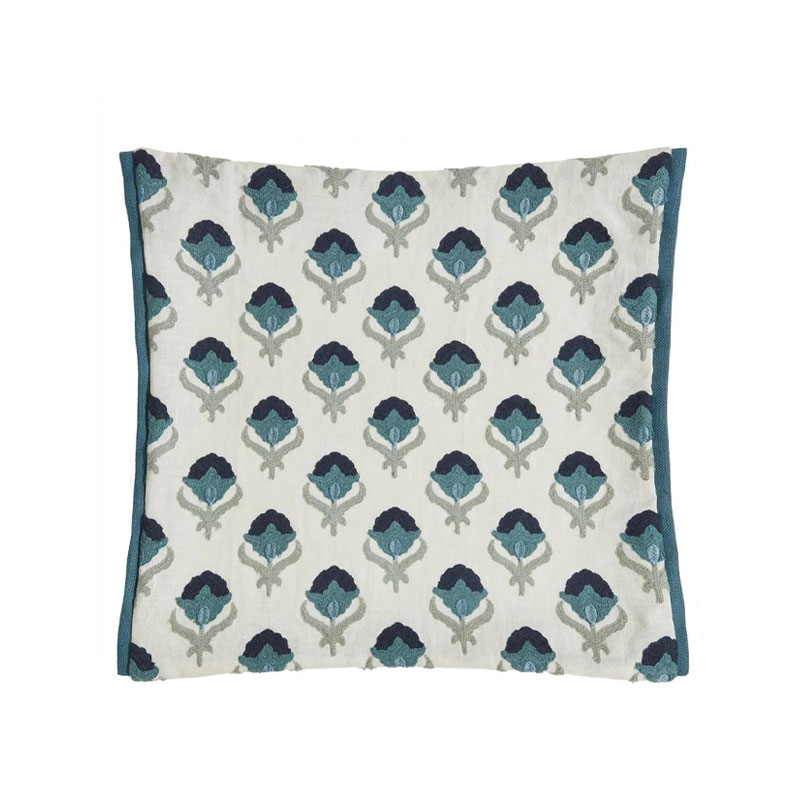 teasel indigo pute fra designers guild I 100% lin med blå detaljer på hvit bakgrunn