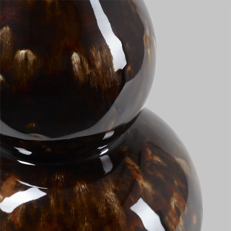 Avebury bordlampe med tortoise fot med lys linskjerm fra Vaughan design