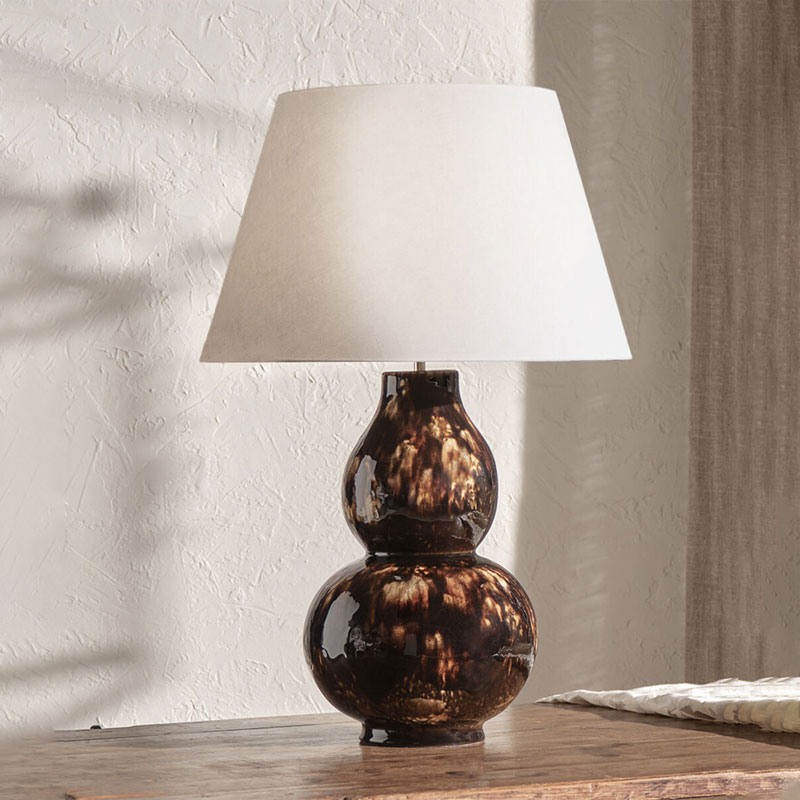 Avebury bordlampe med tortoise fot med lys linskjerm fra Vaughan design