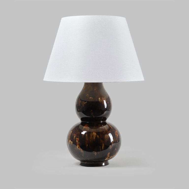 Avebury bordlampe med tortoise fot med lys linskjerm fra Vaughan design