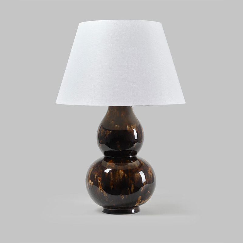 Avebury bordlampe med tortoise fot med lys linskjerm fra Vaughan design